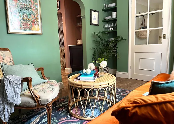 Cute Georgian Cottage, Central, Newly Renovated