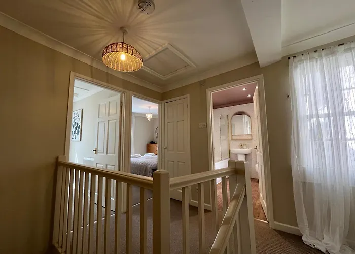 Cute Georgian Cottage, Central, Newly Renovated