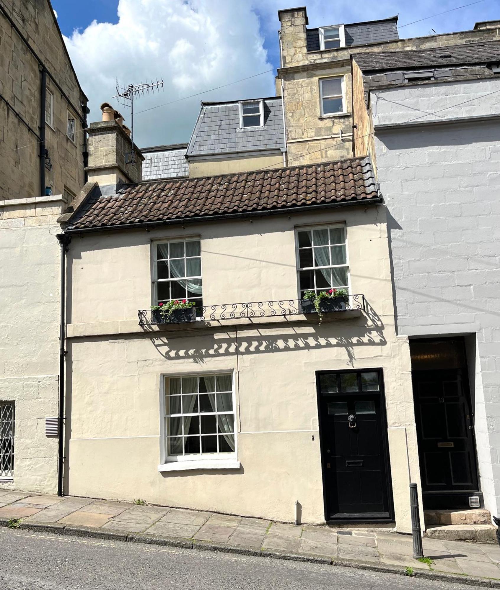 Cute Georgian Cottage, Central, Newly Renovated Bath